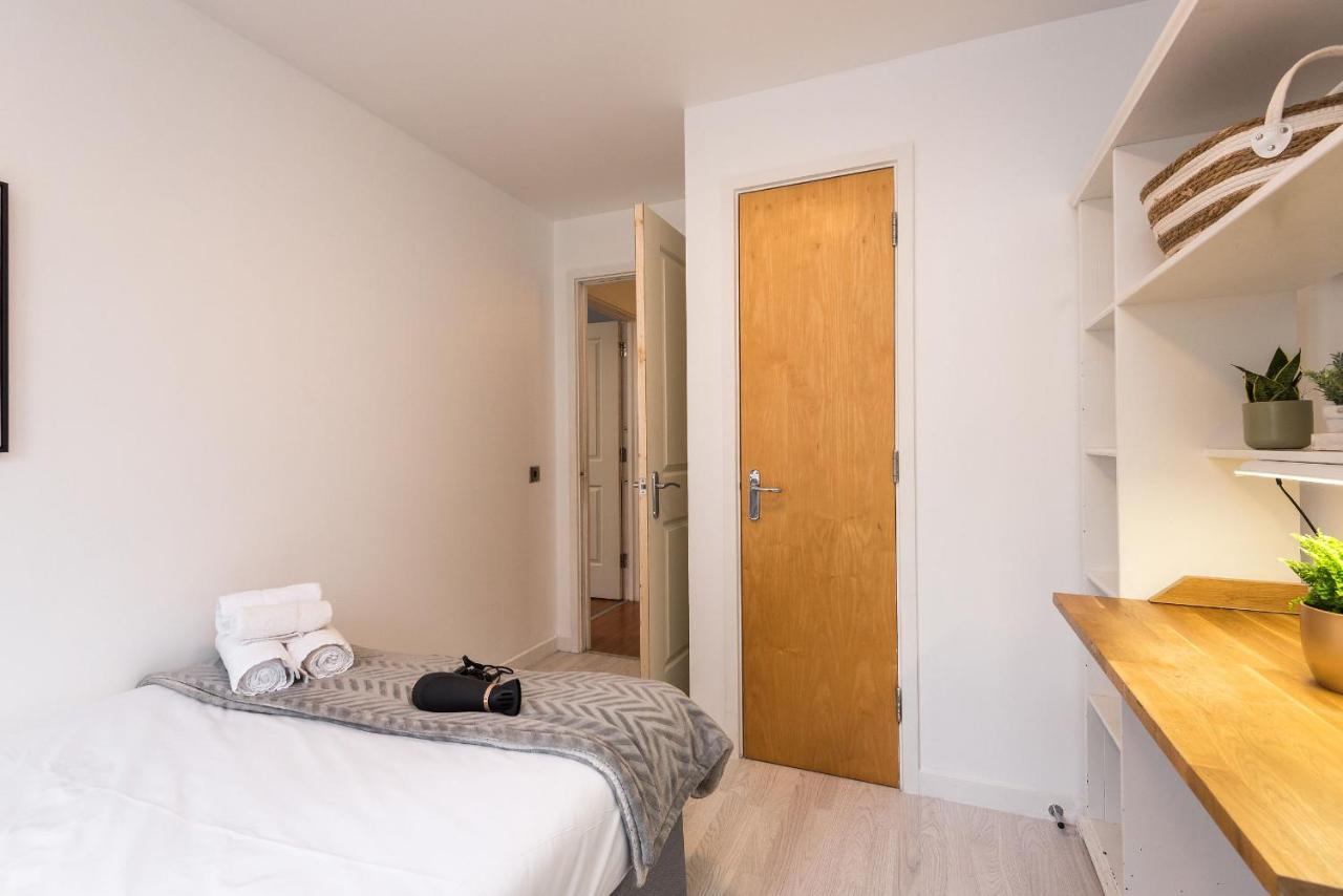 Modern Spacious 3 Bedroom City Centre Apartment - Free Parking - Private Balcony Édimbourg Extérieur photo