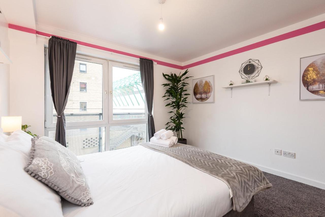Modern Spacious 3 Bedroom City Centre Apartment - Free Parking - Private Balcony Édimbourg Extérieur photo