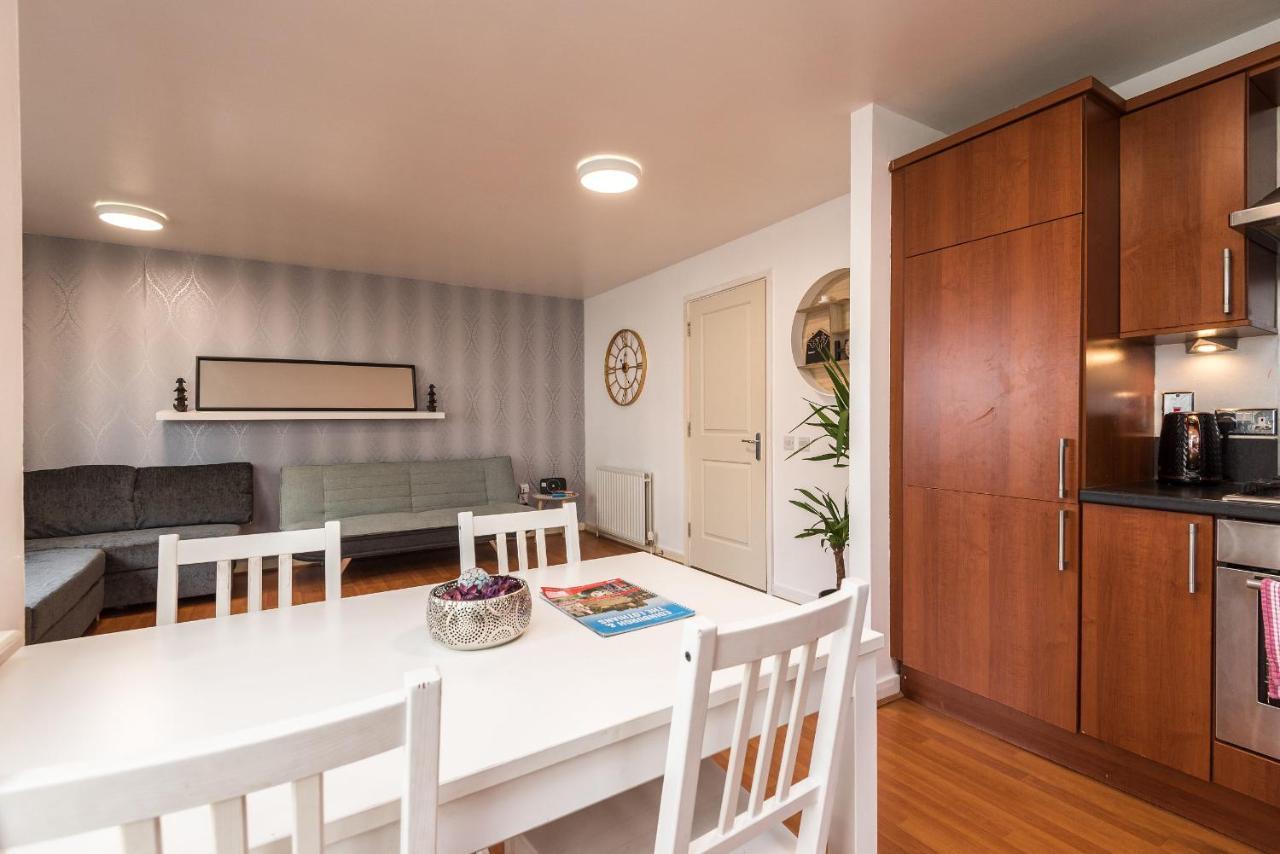 Modern Spacious 3 Bedroom City Centre Apartment - Free Parking - Private Balcony Édimbourg Extérieur photo