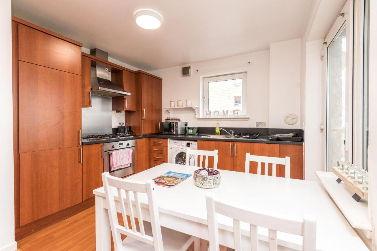 Modern Spacious 3 Bedroom City Centre Apartment - Free Parking - Private Balcony Édimbourg Extérieur photo